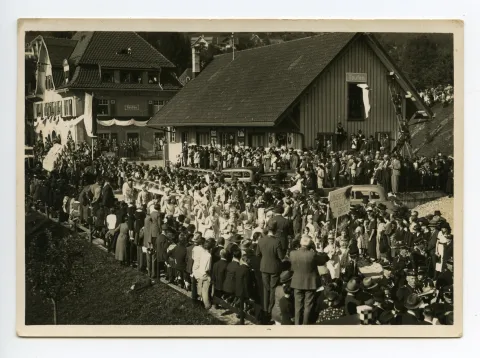 Gruppe der Bäcker und Mehlfuhrwerk vor dem Güterschuppen