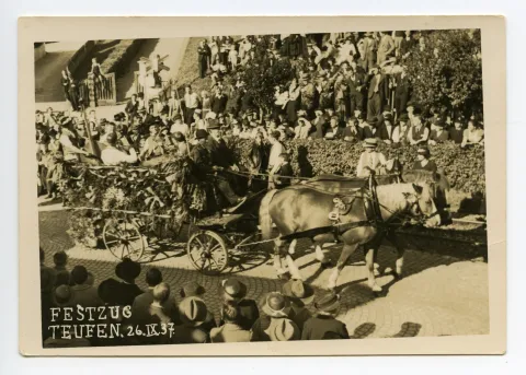 geschmücktes Fuhrwerk mit Musikern