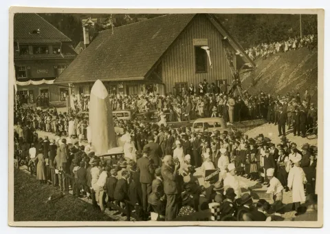 Gruppe der Appenzeller Konditoren mit ihrer „Riesenpraline“