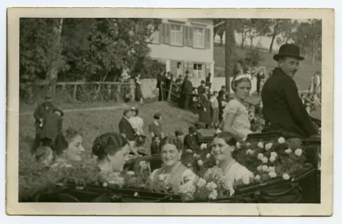 Nahaufnahme von Fuhrhalter Weishaupt auf seiner Kutsche mit den Insassinnen