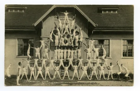 Pyramide mit Turnern vor der alten Dorfturnhalle