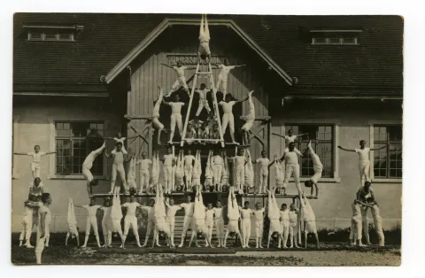 Pyramide mit Turnern vor der alten Dorfturnhalle