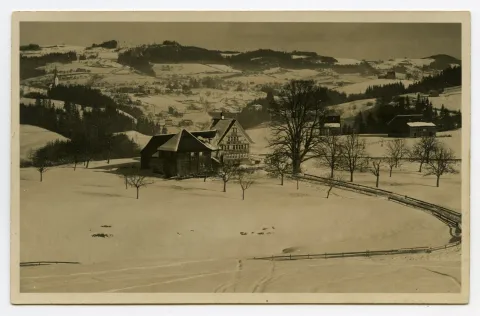 Ansicht der Gastwirtschaft „Zum Rössli“ mit Zufahrtsstrasse, im Hintergrund. alte kath. Kirche von Teufen, mit Blick Richtung Eggen
